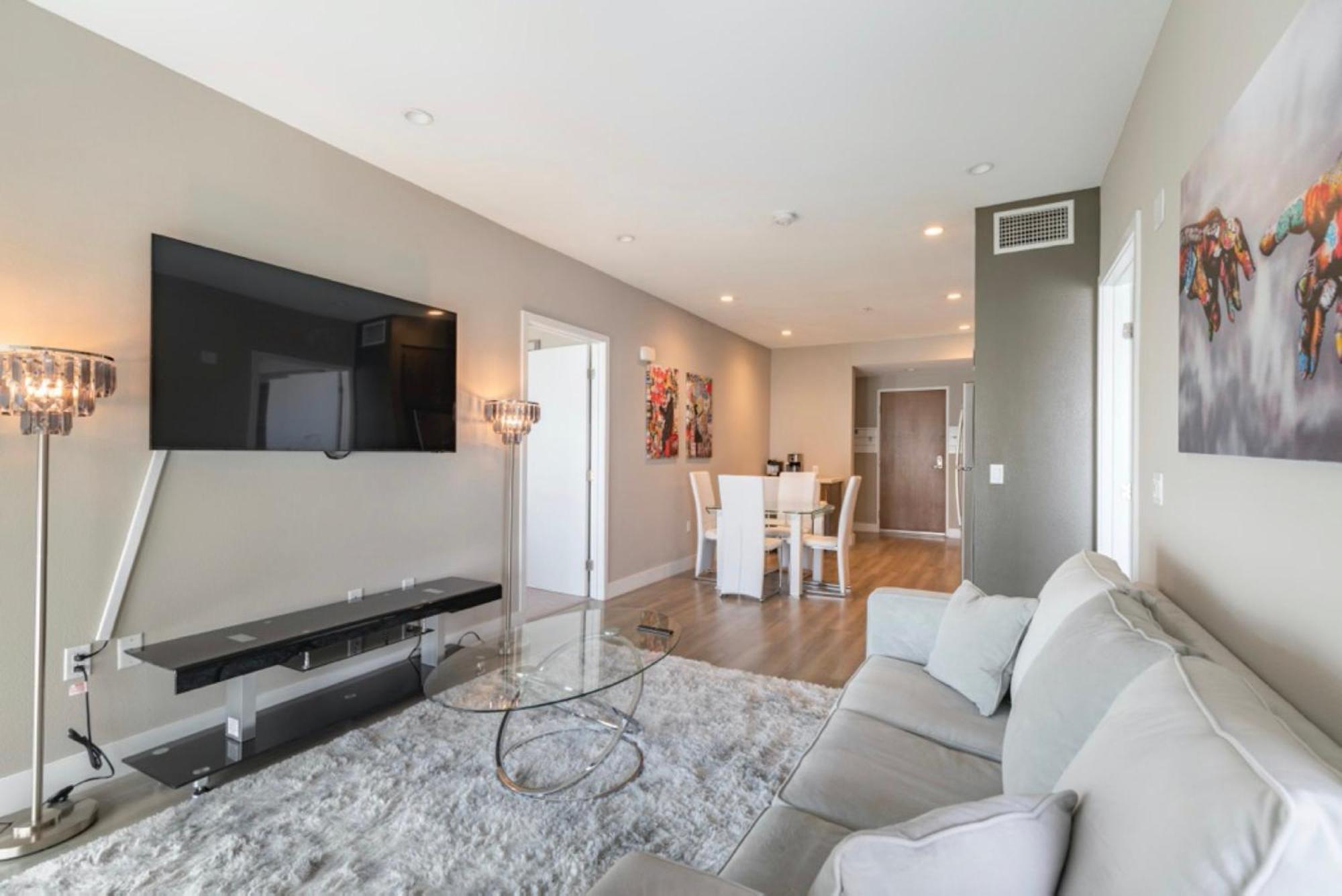 2 Bedroom Modern Luxury La Na Los Angeles