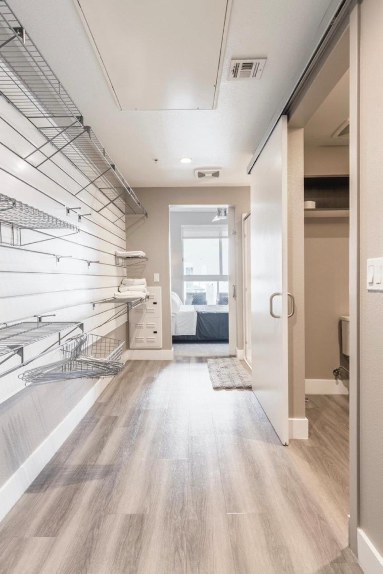 2 Bedroom Modern Luxury La Na Apartment *