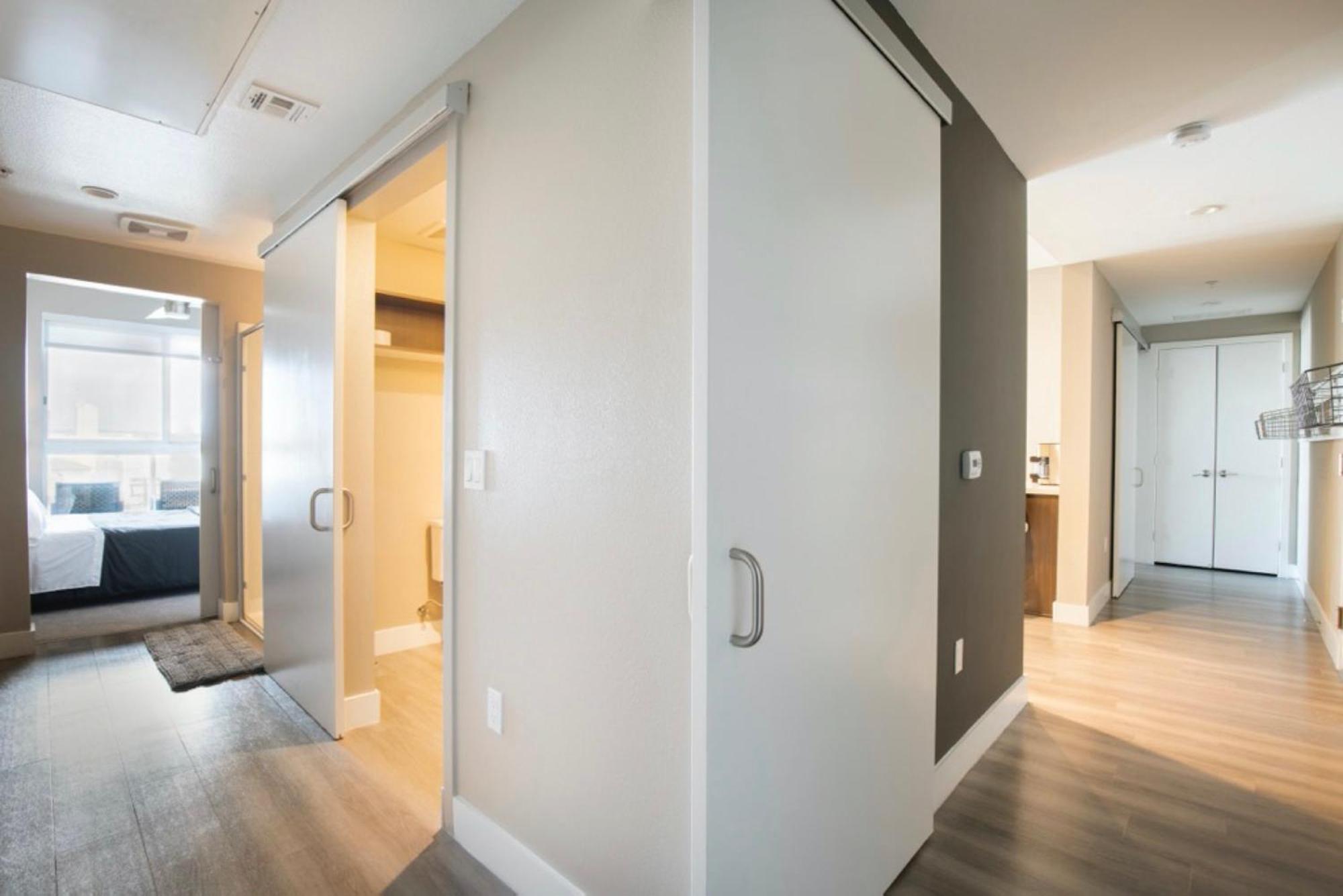 2 Bedroom Modern Luxury La Na Apartment Los Angeles