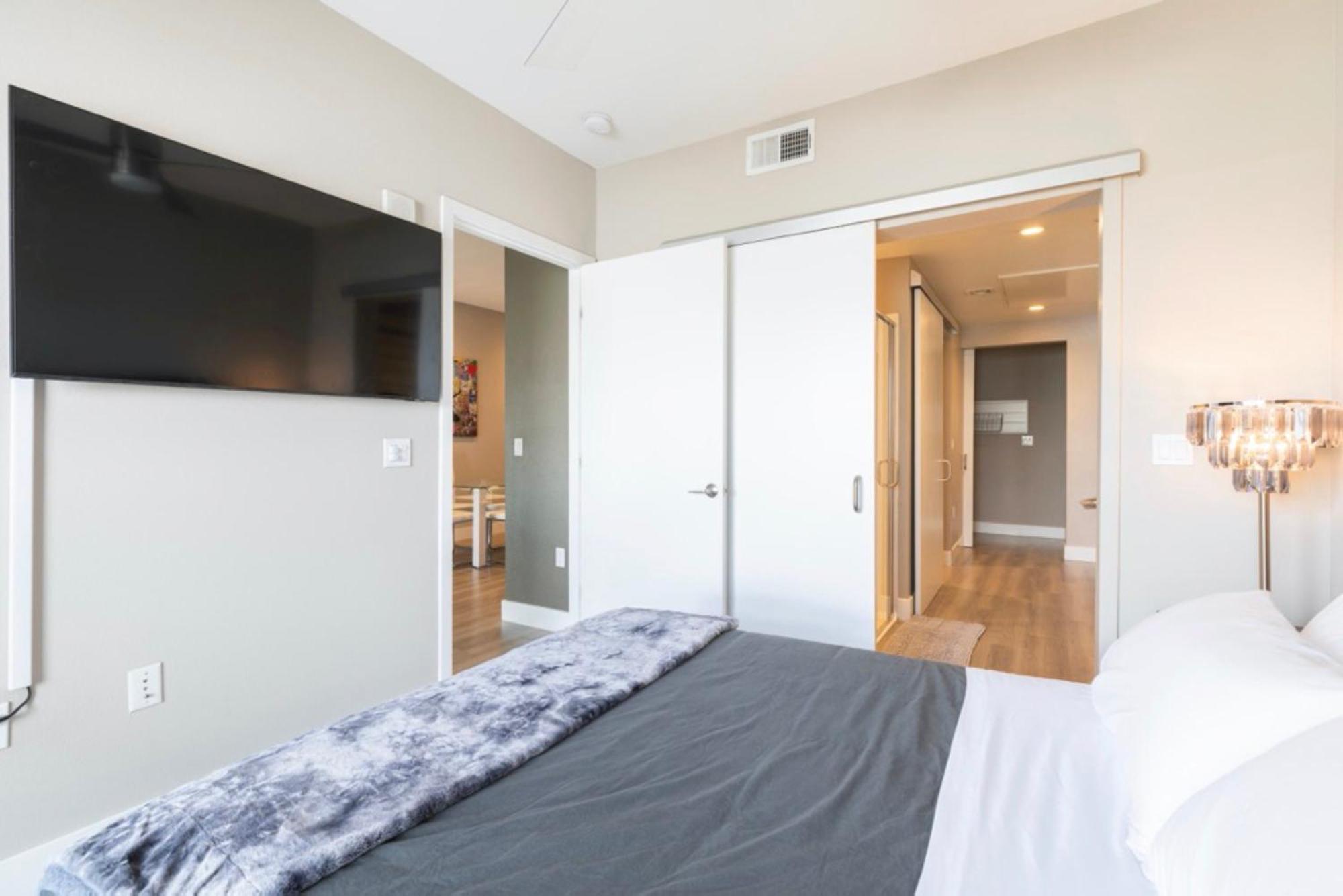 2 Bedroom Modern Luxury La Na Apartment