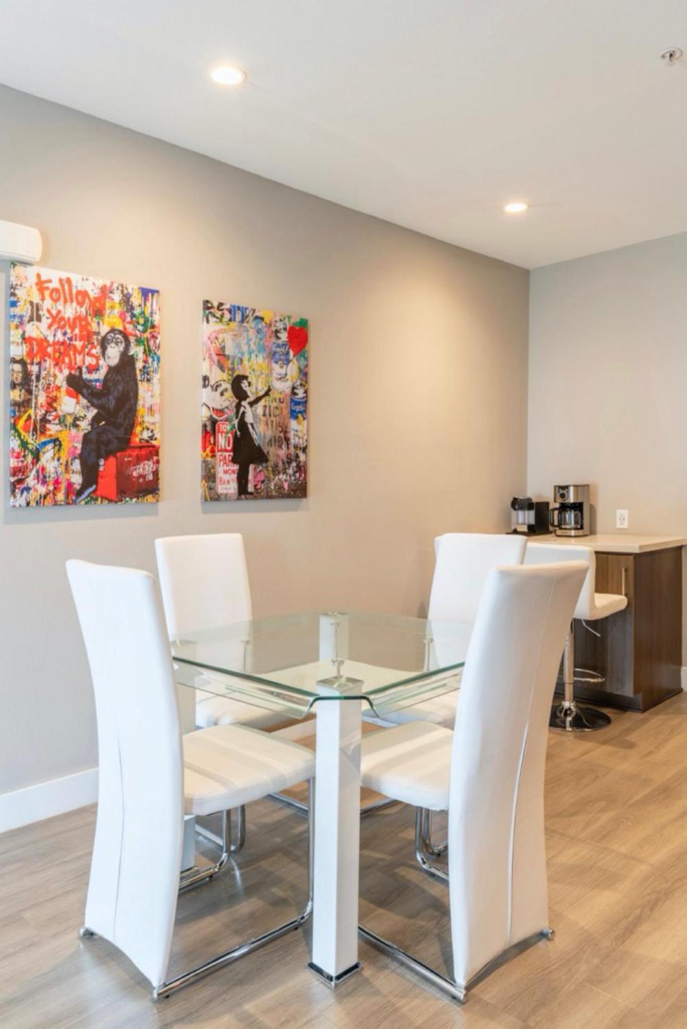 2 Bedroom Modern Luxury La Na Apartment *